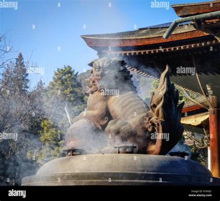  Lion of Nagano: A Majestic Bronze Guardian Waiting in Zenkō-ji Temple!