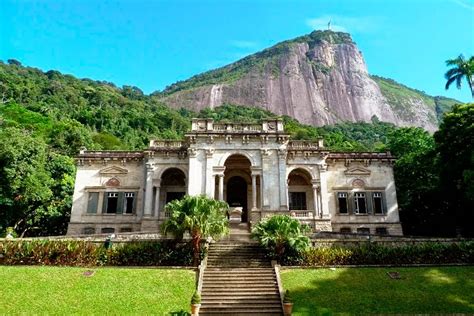  Parque Lage: Tarihte Yolculuk ve Şelalenin Melodisi!