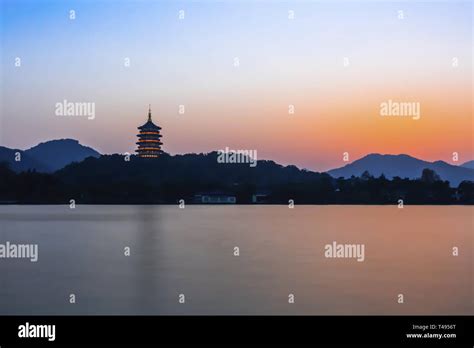  Leifeng Pagoda'nın Çarpıcı Güzelliğinde Batı Güneşinin Romantik Parıltısı!