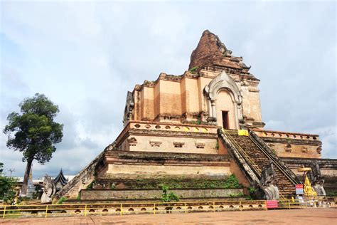  Wat Chedi Luang Şahaneliği: Cennetin Yansıması ve Tarihin Fısıltıları