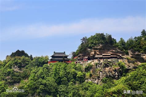 Wudang Dağı: Taştan Şekillenen Taoizm Harikaları ve Mistik Bir Atmosfer!